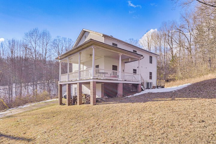 Family Home w / Game Room & Decks in Etlan!