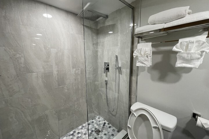 Room 32 of 105