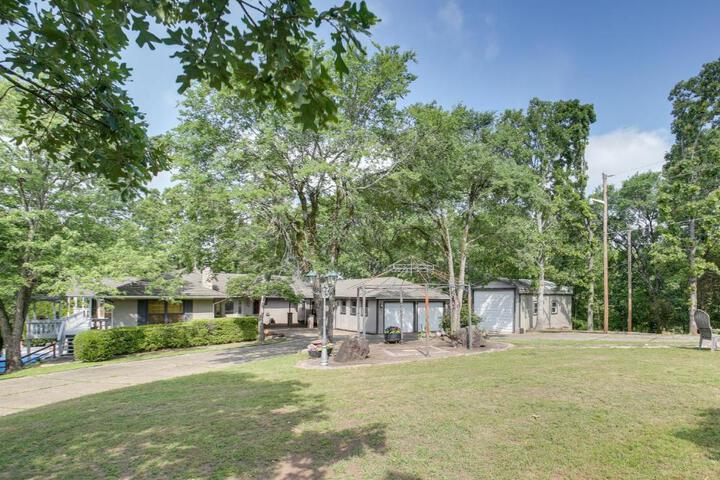 Private Pool: Lakefront Home in Hot Springs!
