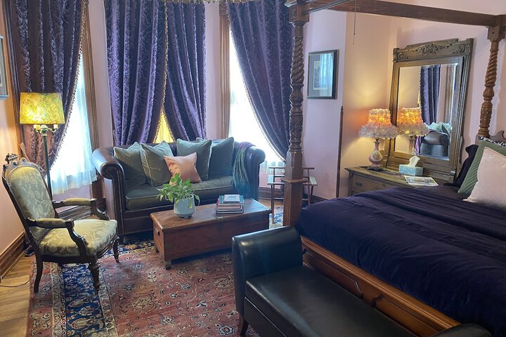 Vineyard Mansion & Carriage House Bed & Breakfast