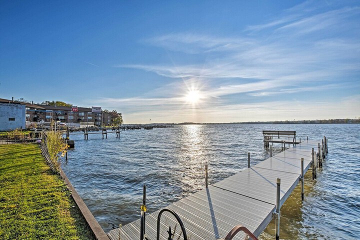 Lakefront Home w / Game Room Theater & Dock!