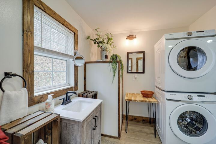 Hilltop Hideaway w / Scenic Views & Hot Tub!