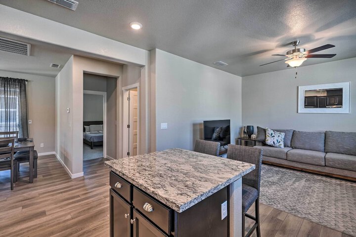 Pet-friendly Elk Grove Retreat w / Balcony!