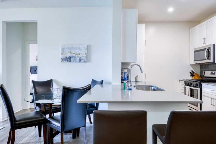 Luxury Modern Apt with Patio