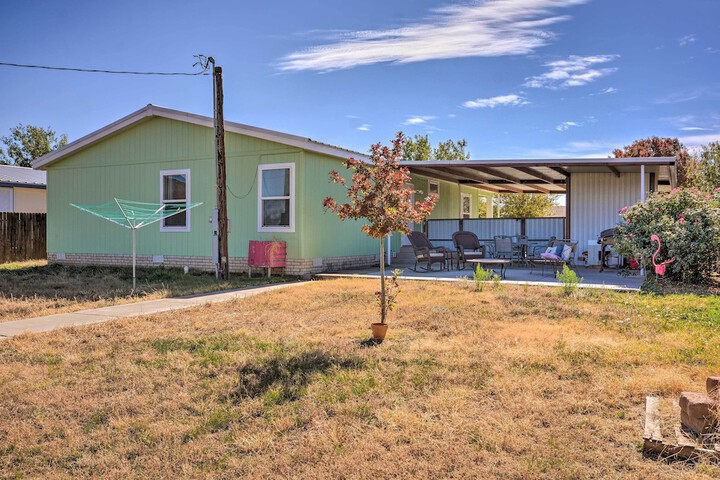 Peaceful Portales Escape w / Patio & Grill!