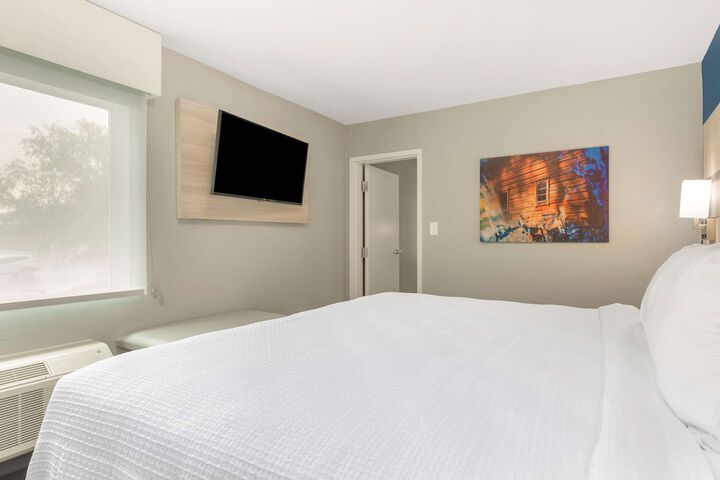 Best Western Plus Cleveland Inn & Suites