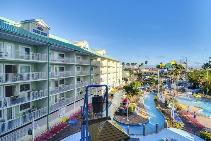 Waterfront Condo w / Water Park Walk to the Beach!