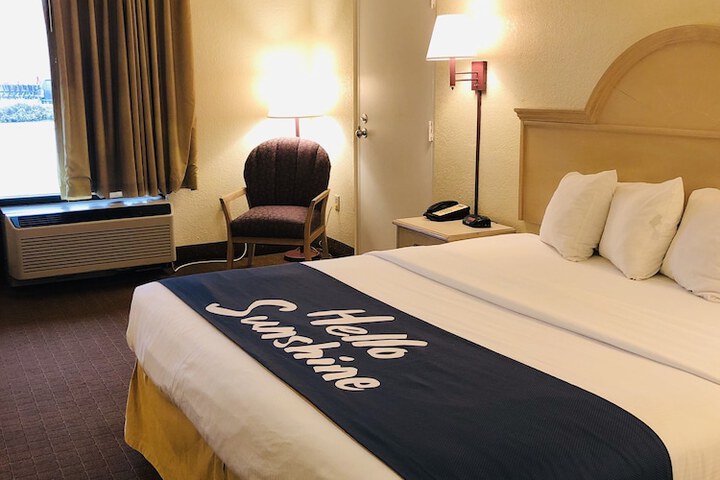Room 3 of 40