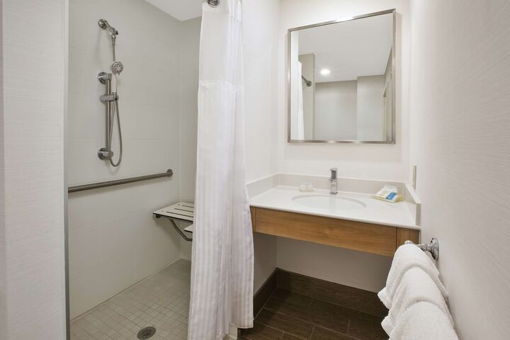Room 10 of 33