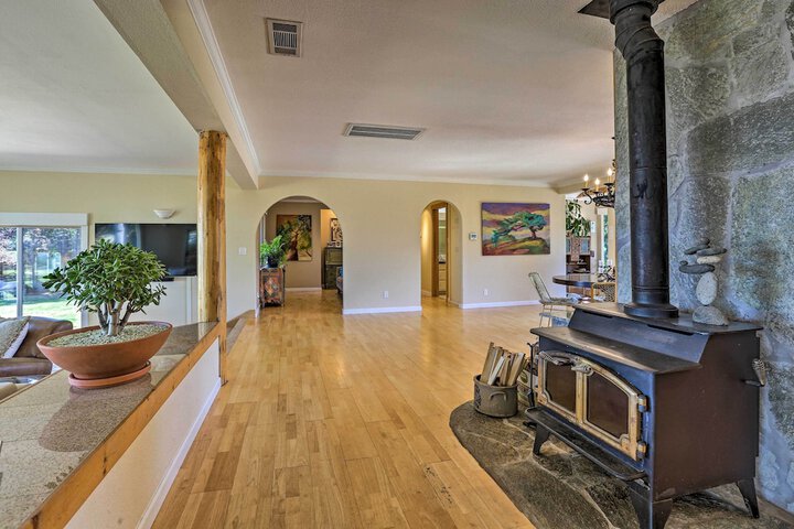 Luxe Auburn Hideaway w / Tennis Court & Views!