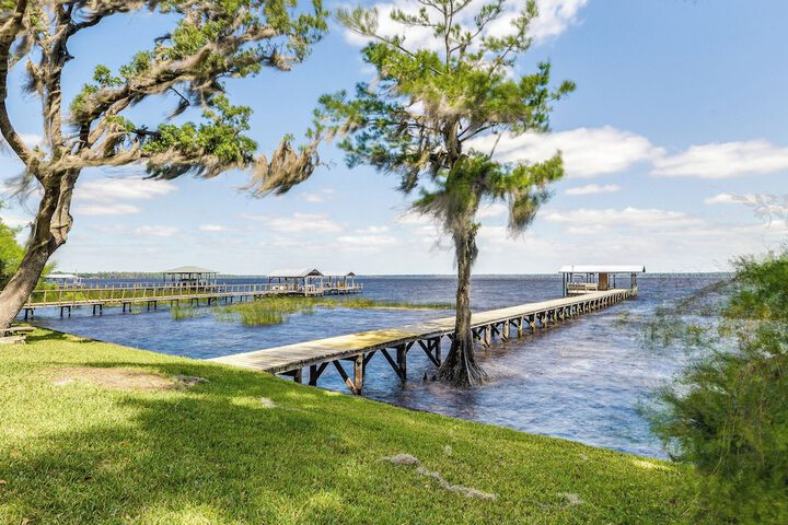 Renovated Crescent Lake Escape w / Waterfront Deck!