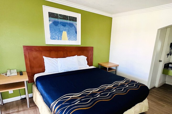 Room 10 of 26