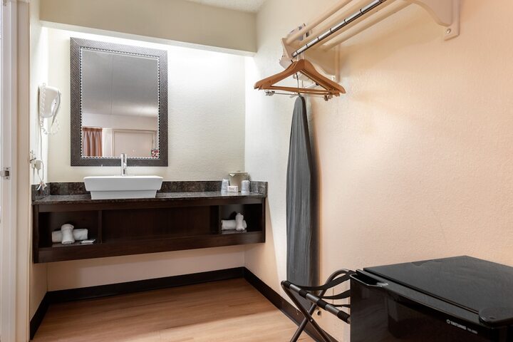 Room 10 of 29