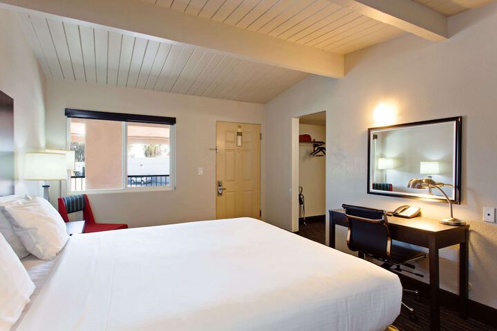 Room 7 of 12