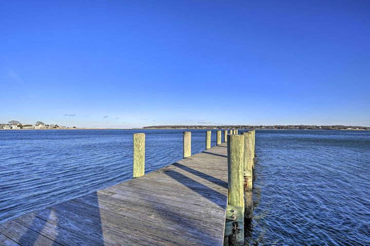 Bright Apartment - 1 / 2 Mi to Greenport Harbor!