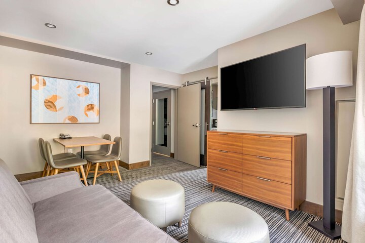 Room 32 of 46