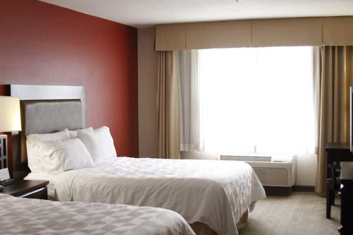 Holiday Inn & Suites Bakersfield by IHG