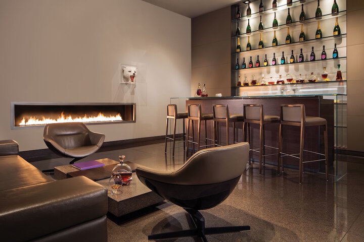 Lounge 168 of 197