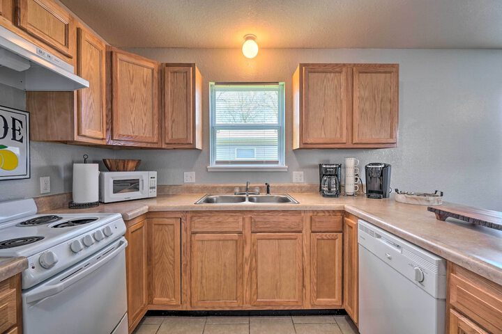 Charming One-level Home w / Deck Walk to Dtwn