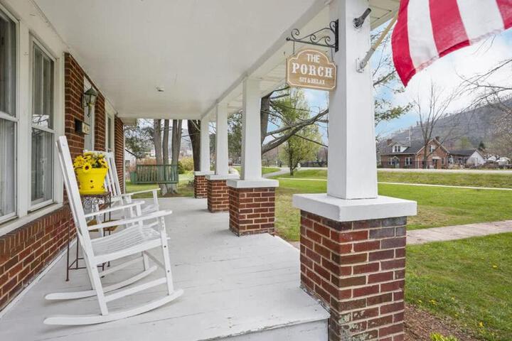 Charming 4 bedroom farmhouse with large backyard for entertaining