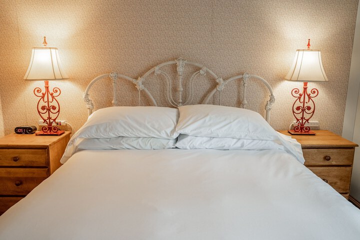 Room 28 of 146