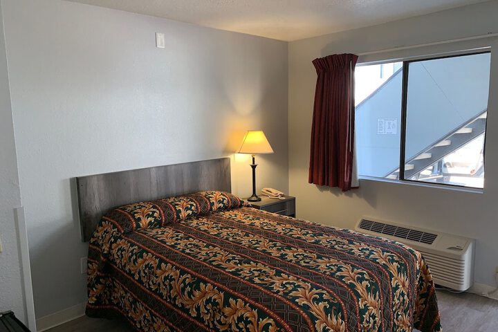 Room 13 of 36