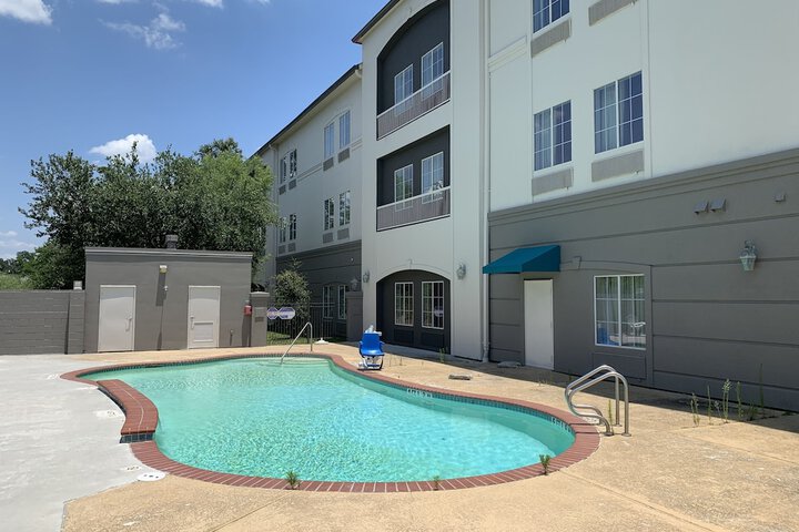 Pool 9 of 15