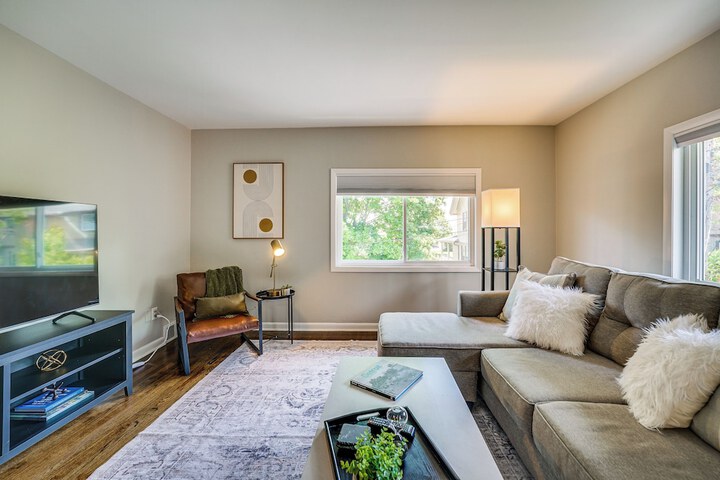Top-floor Wyandotte Apt Near Detroit Riverfront!
