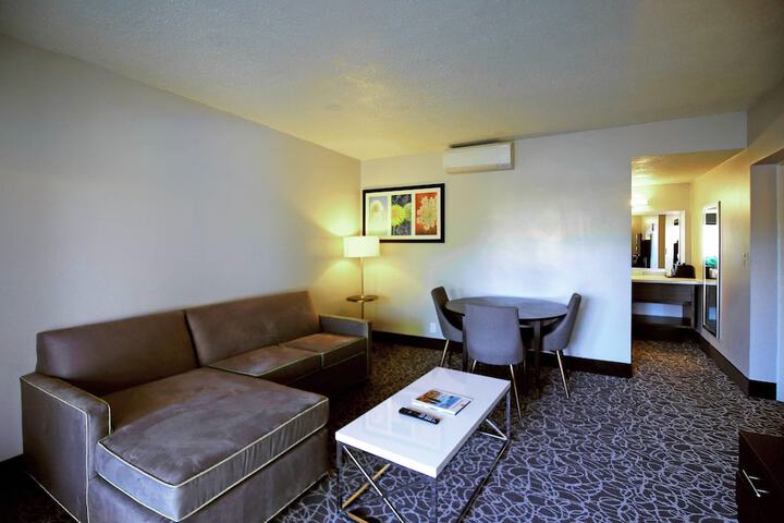 El Sendero Inn an Ascend Collection Hotel