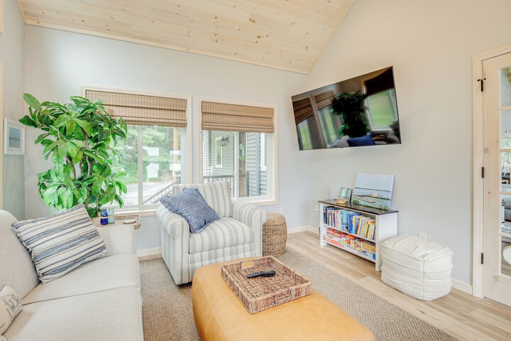 Lakefront Rhinelander Cottage w / Private Dock!