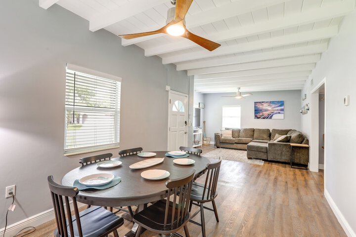 Bright Pinellas Park Getaway w / Private Pool!
