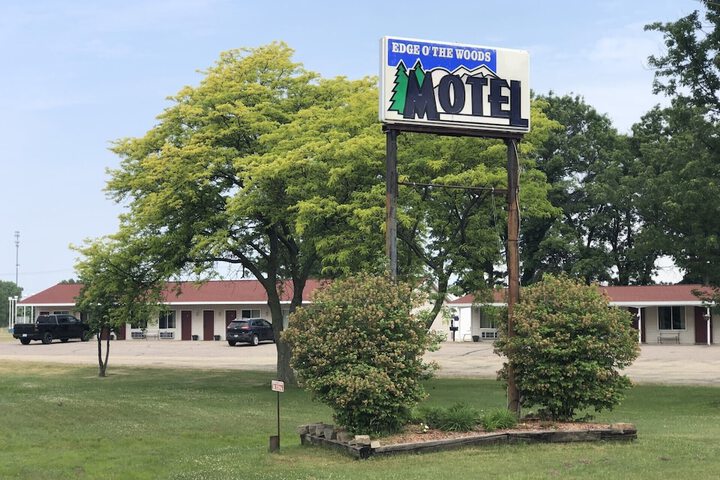 Edge of The Woods Motel