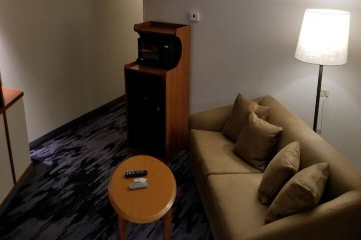 Room 12 of 37