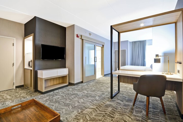 Room 27 of 39