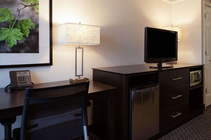 La Quinta Inn & Suites by Wyndham Detroit Utica