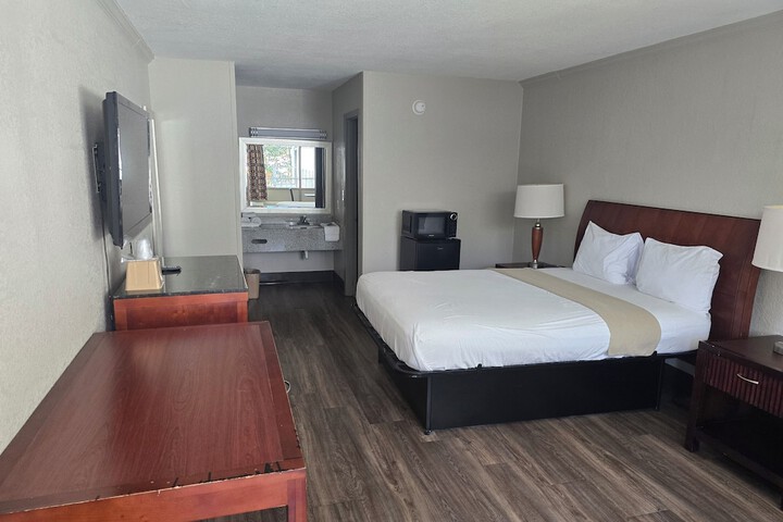 Room 6 of 17