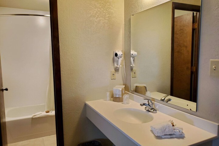 Days Inn and Suites by Wyndham Downtown Missoula-University