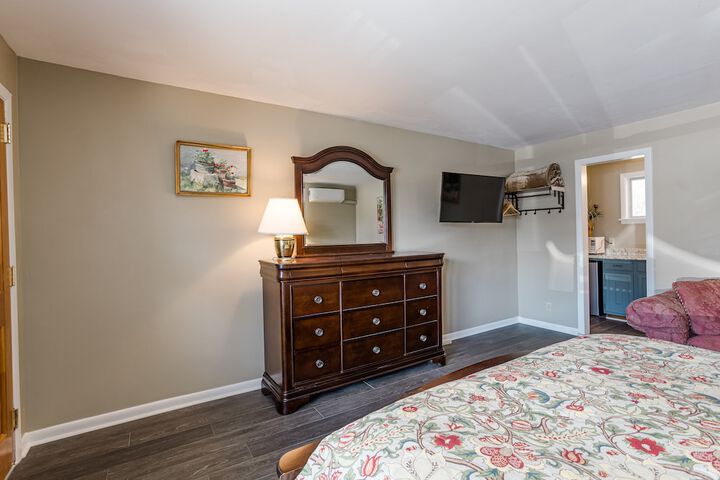 Room 28 of 143