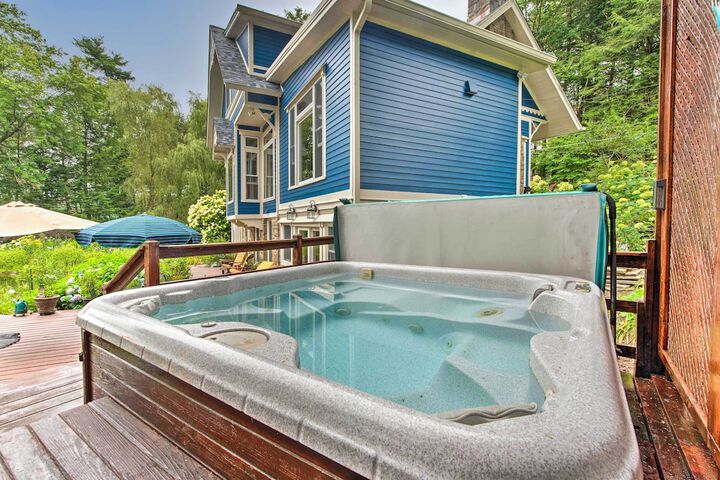 Lakefront Poconos Retreat w / Hot Tub Near Hiking!