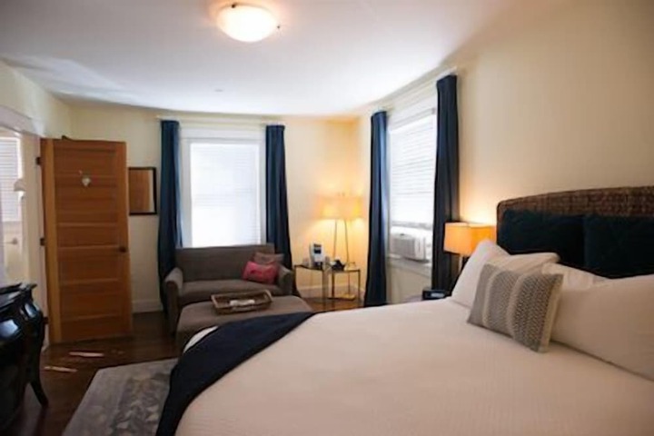 Room 6 of 11