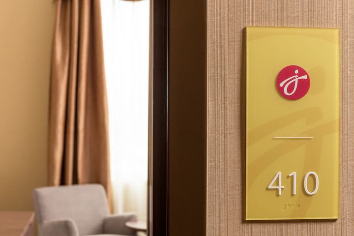 Room 18 of 22