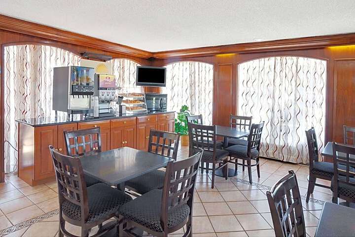 Days Inn by Wyndham Elk Grove Village Chicago