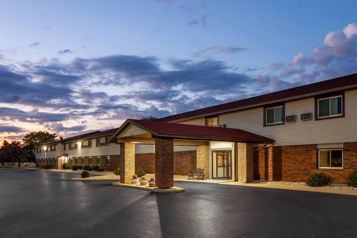 Super 8 by Wyndham Green Bay Near Stadium