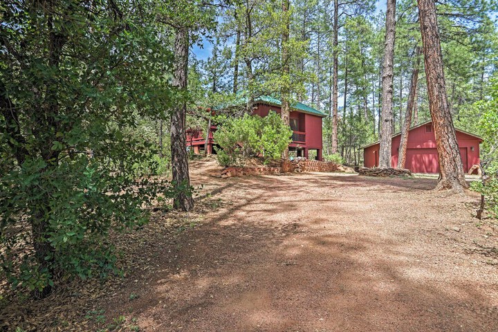 Furnished Deck: Romantic Strawberry / pine Studio!