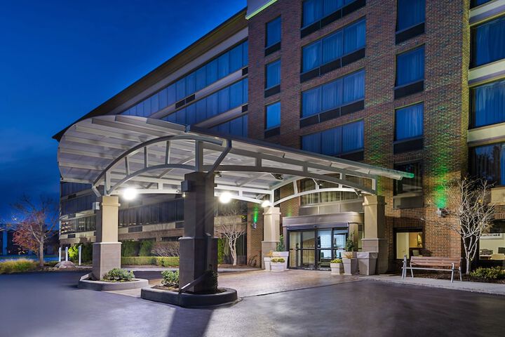 Holiday Inn Hotel & Suites Warren by IHG
