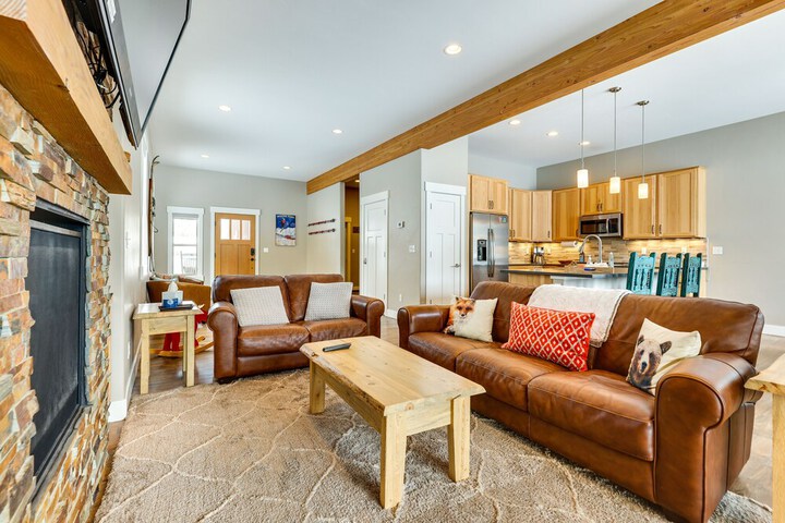 Convenient Fraser Townhome w / Hot Tub Near Hikes!
