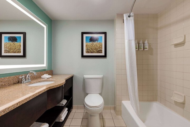 Wingate by Wyndham Green Bay / Airport