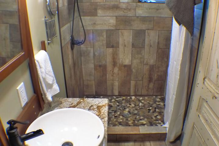 Room 155 of 191