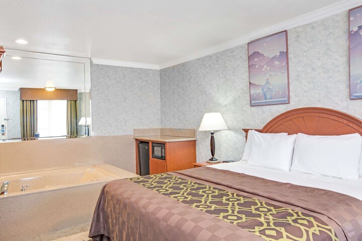 Room 14 of 28