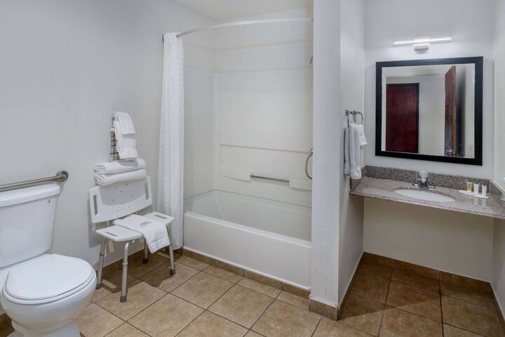 Room 6 of 16